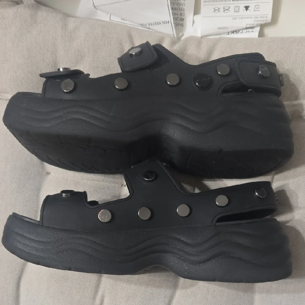 CROCS Black Sandals Size Women 7, Adjustable Straps - Picture 12 of 14